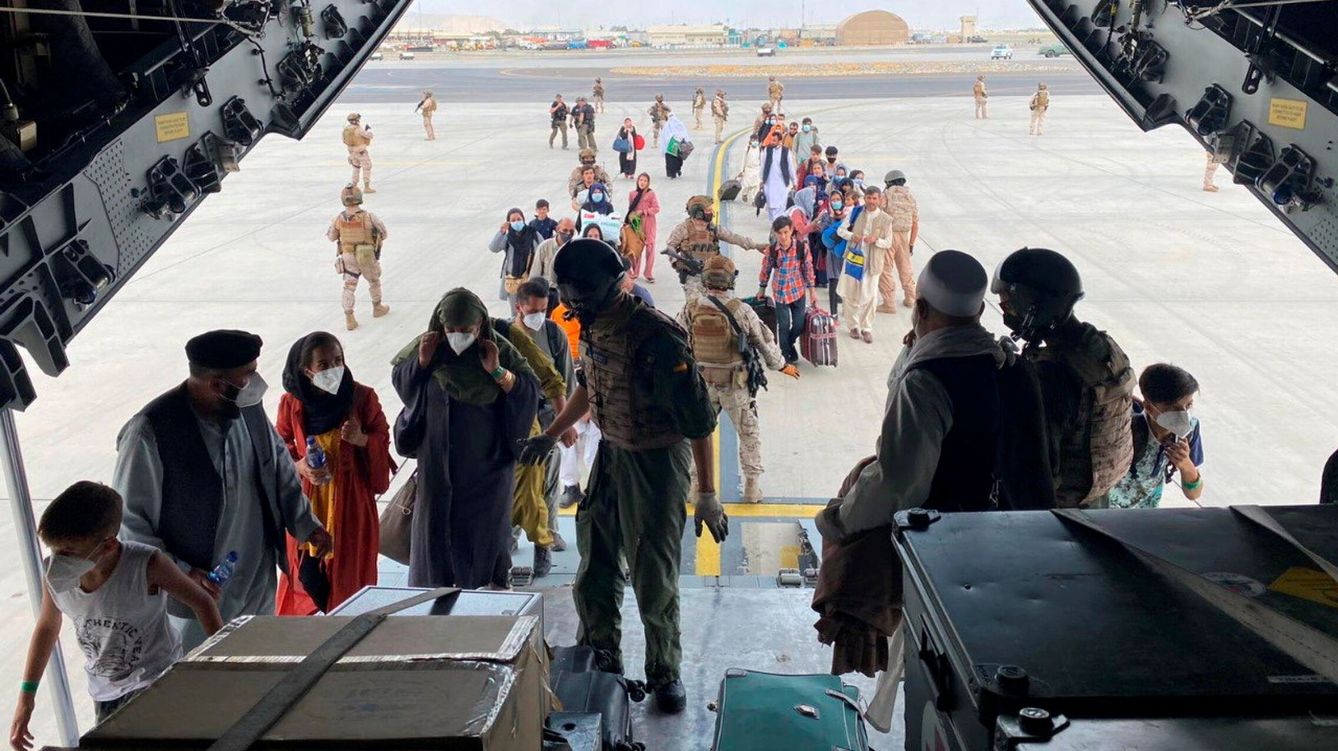 Foto: Ciudadanos españoles residentes en Afganistán y afganos suben a un avión militar como parte de su evacuación. (Reuters)