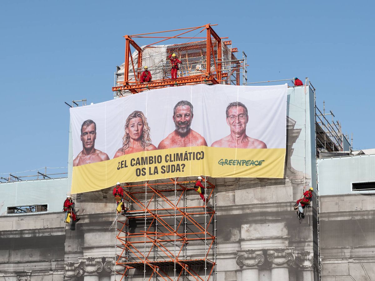 Foto: Imagen de la lona de Greenpeace en la Puerta de Alcalá. (Europa Press/Diego Radamés)