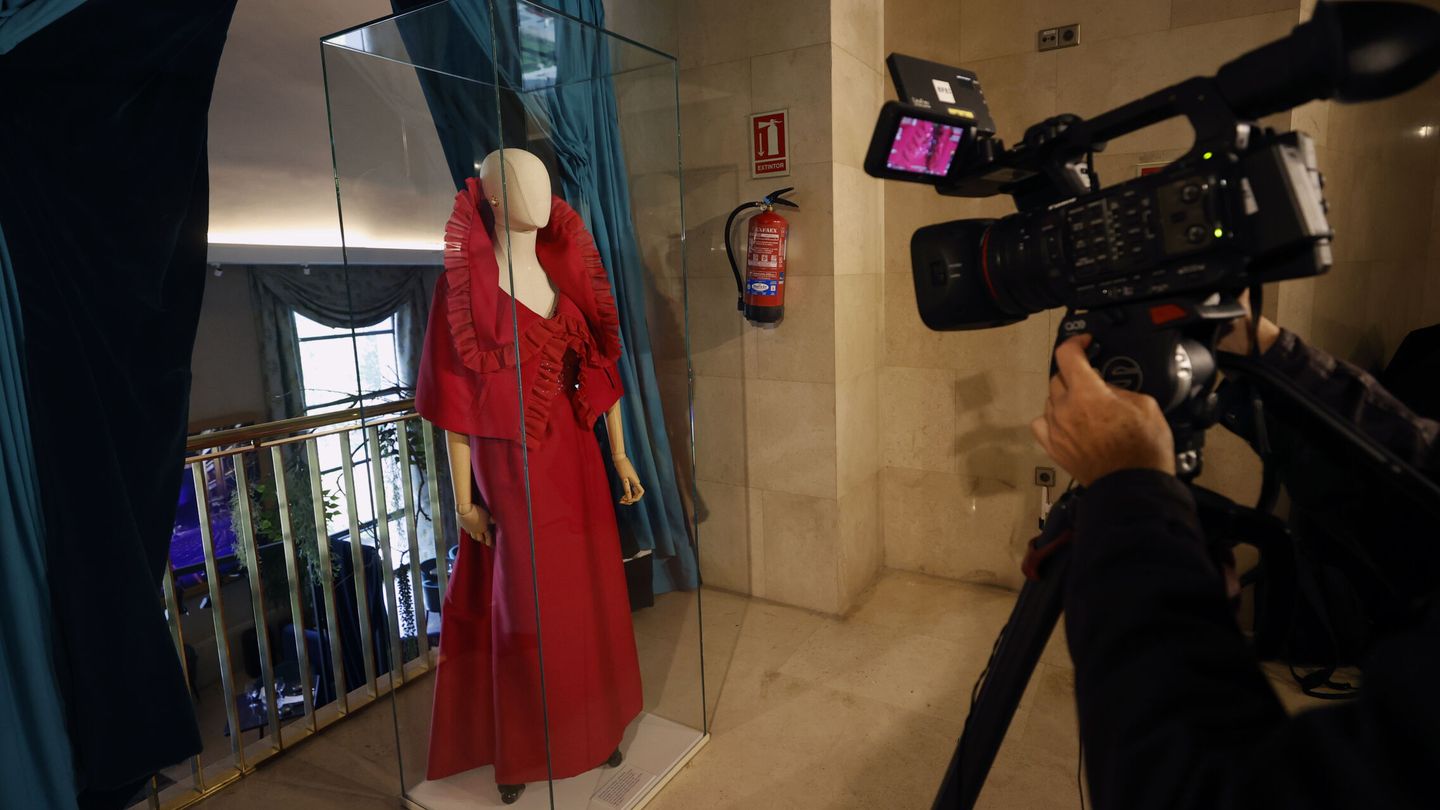 Exposición en el Teatro Real de algunos trajes de la mezzosoprano. (EFE/Javier Lizón)