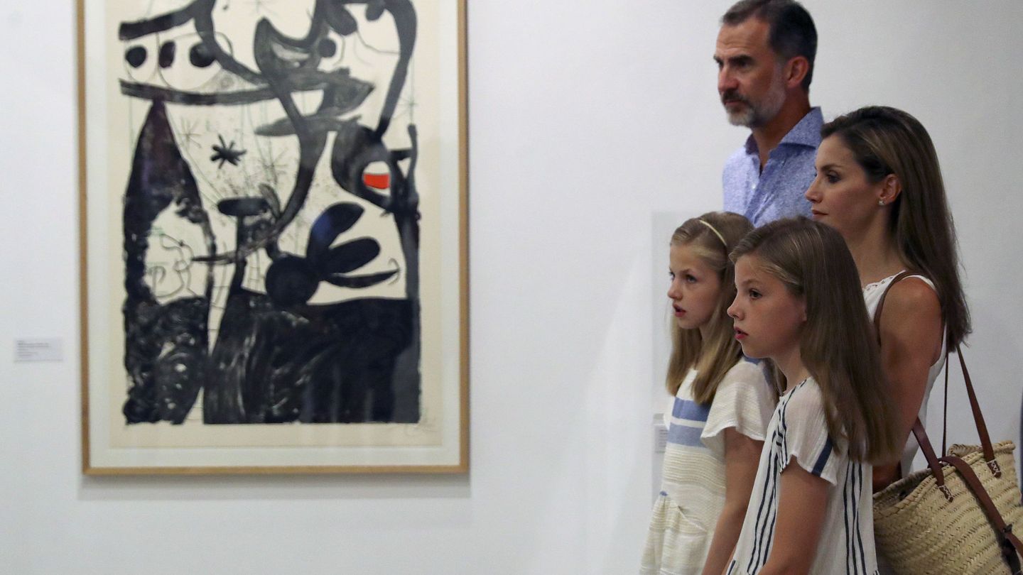 Los Reyes y sus hijas, durante su visita al museo modernista. (EFE)