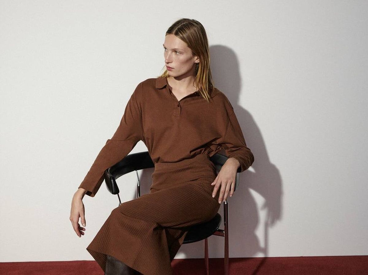 Foto: Total look marrón con falda y polo de Zara. (Cortesía)