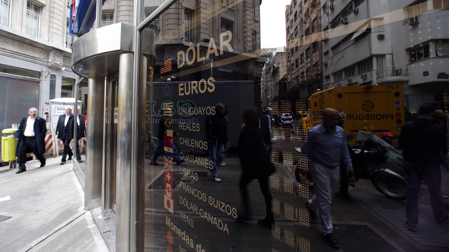 Un panel con los tipos de cambio en el distrito financiero de Buenos Aires. (Reuters)
