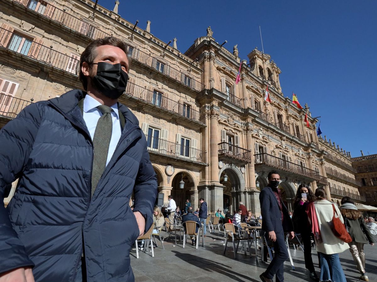 Foto: El presidente del PP, Pablo Casado, este lunes en Salamanca antes de un acto de campaña. (EFE/J.M. García)