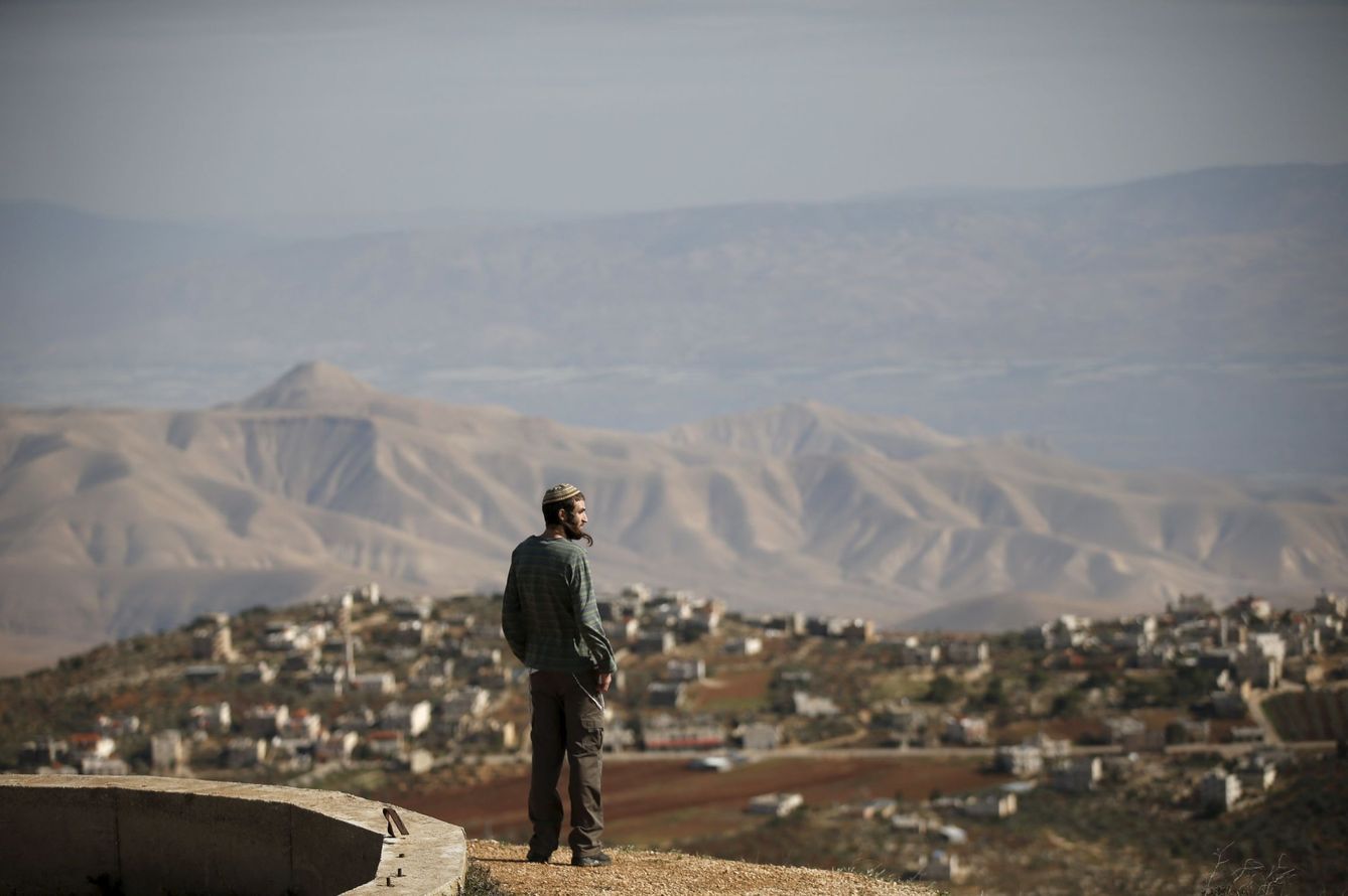 Rafael Morris, un colono judío, en un punto de observación en el asentamiento de Yishuv Hadaat, en Cisjordania. (Reuters)