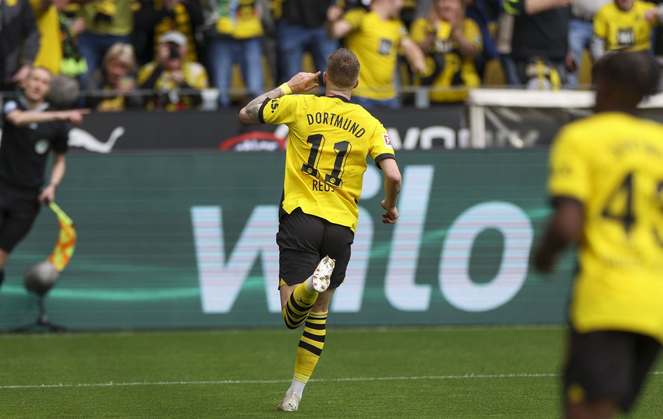 Marco Reus celebra su gol contra el Augsburgo (EFE/EPA/CHRISTOPHER NEUNDORF).