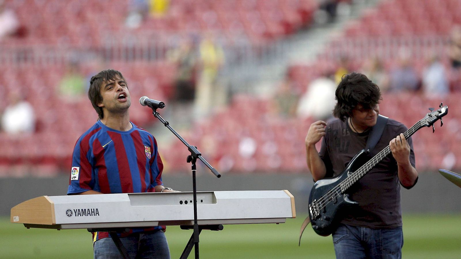 Foto: El cantante Manu Guix cantando el himno del FC Barcelona. (Foto: EFE)
