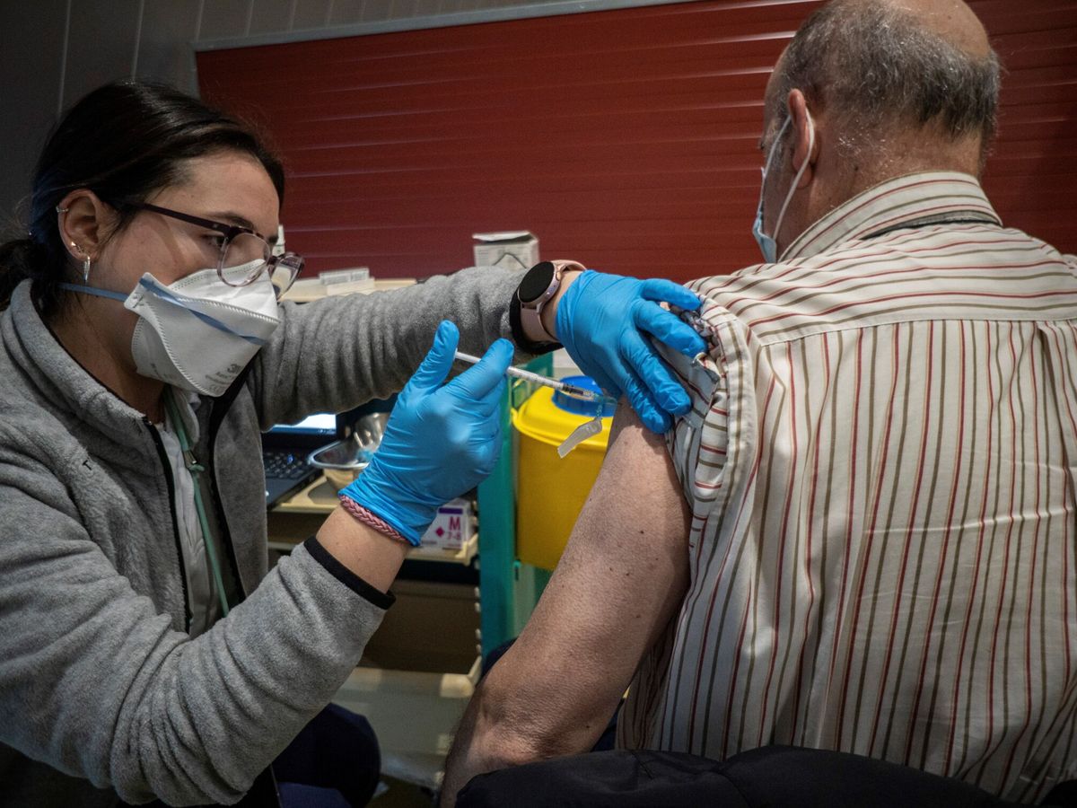 Foto: Un hombre se vacuna en Santander. (EFE/Román G. Aguilera)