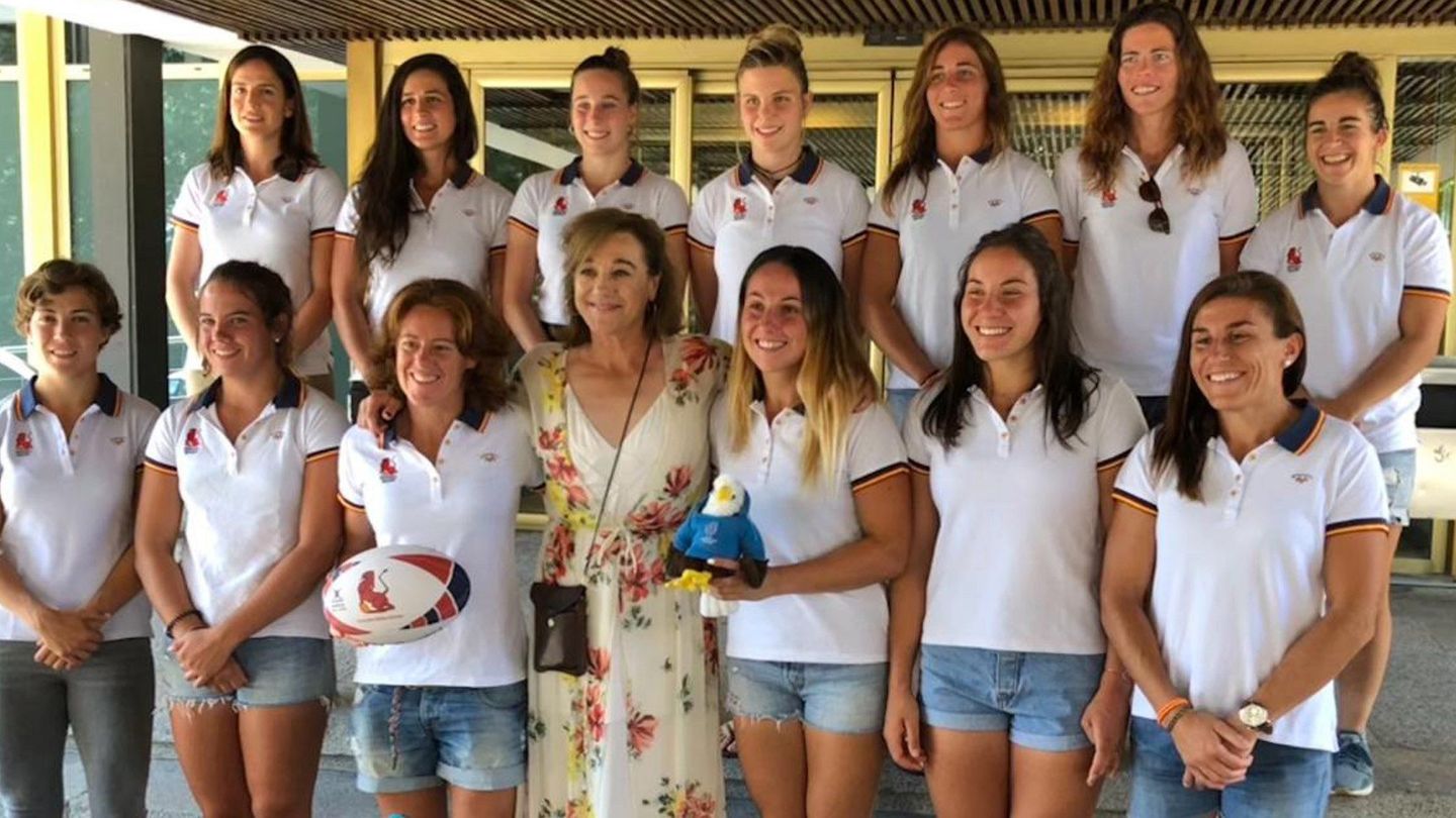 Blanca Fernández Ochoa posa junto a la selección femenina de rugby 7, en la que juega Olivia. (EFE)