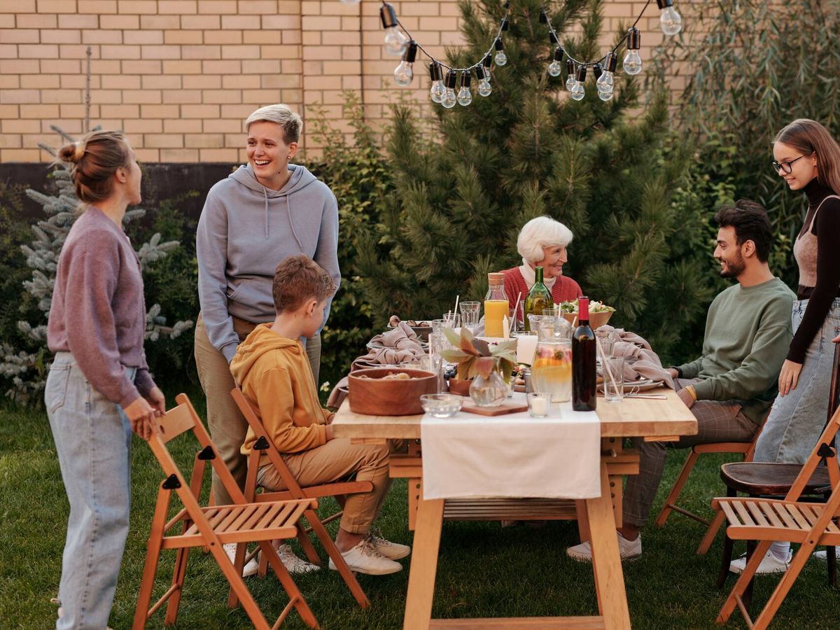 Foto: Familia disfruta de una comida de verano (Pexels)