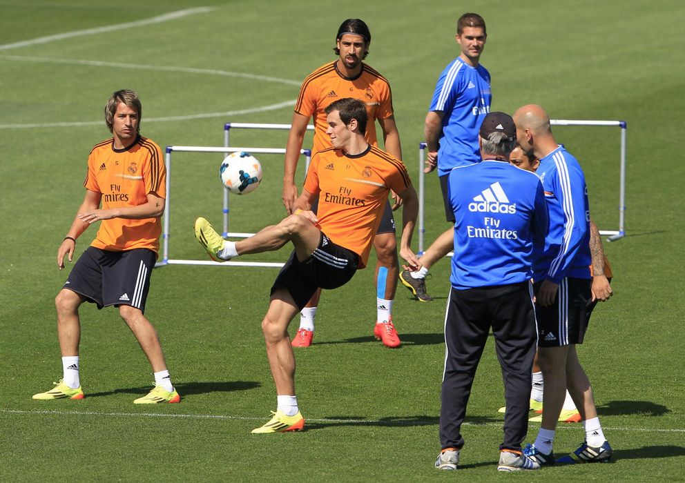 Foto: Carlo Ancelotti observa a Bale, Coentrao y Khedira durante un entrenamiento.