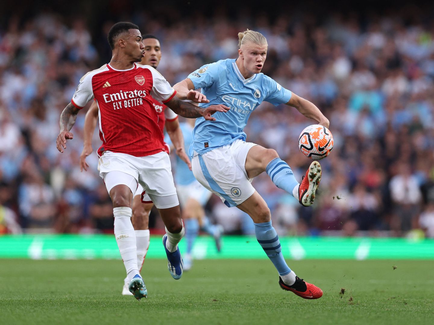 Haaland en una acción de juego ante el Arsenal. (Reuters/David Klein) 