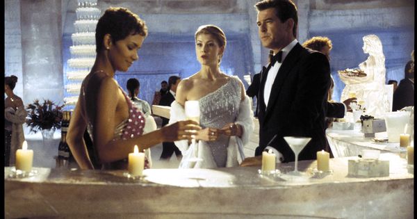 Foto: Pierce Brosnan interpretando a James Bond junto a Halle Berry y Rosamund Pike (2002 Danjaq, LLC and United Artists Corporation)
