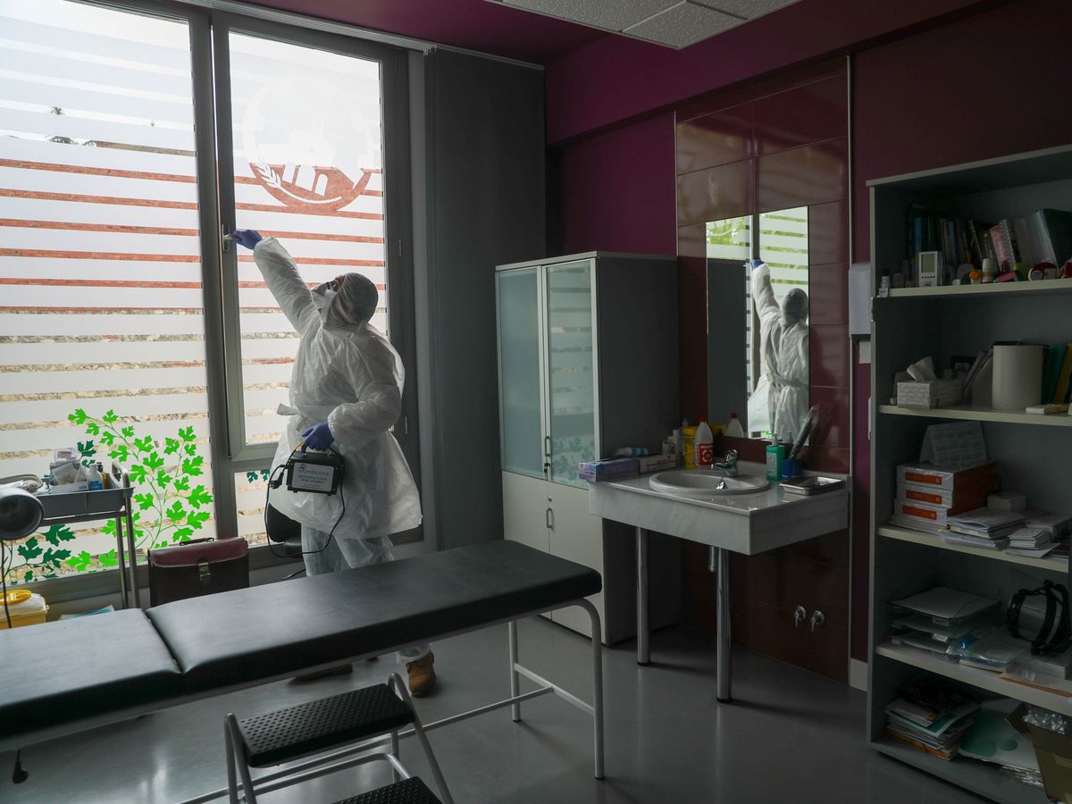 Foto: Un operario desinfecta una oficina con una máquina de ozono. (Reuters)