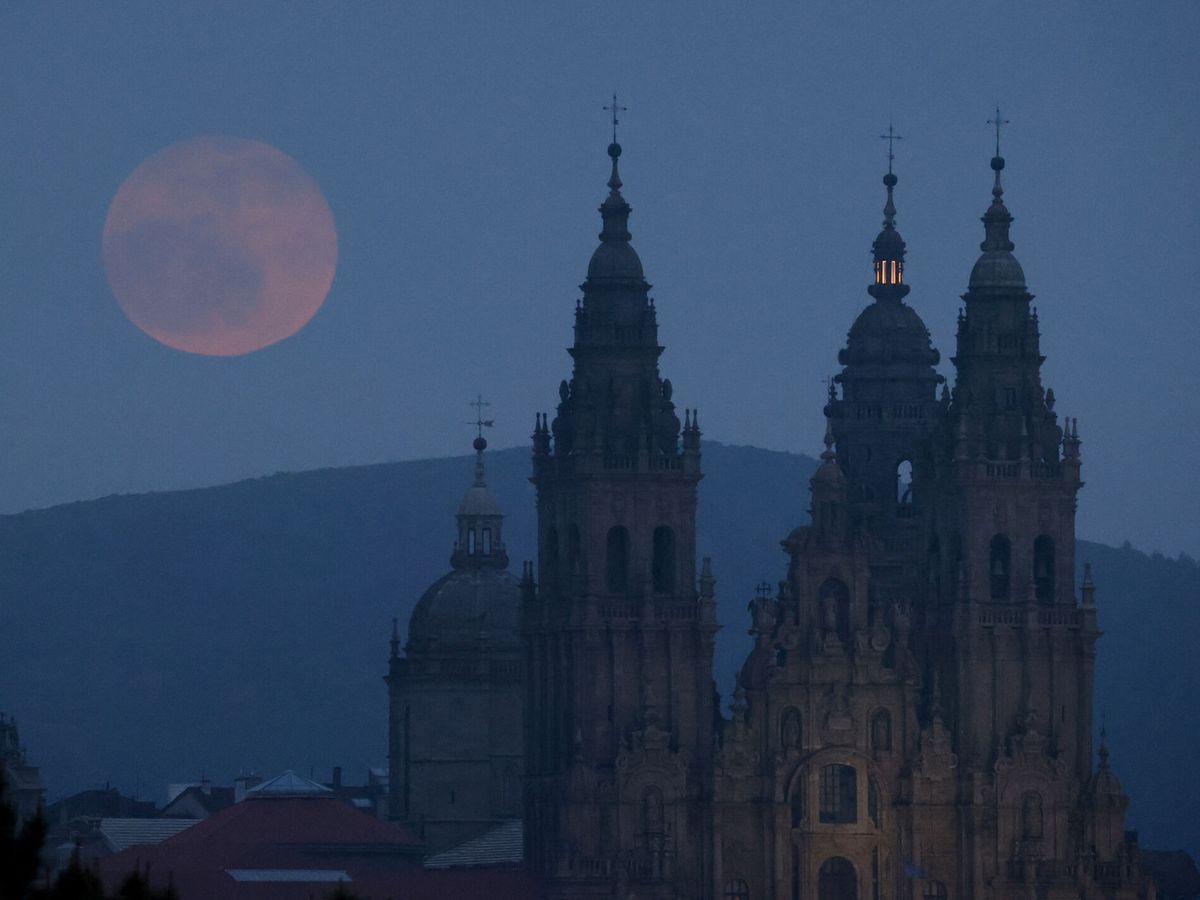 Foto: La "Luna Rosa" de 2022 vista desde Santiago de Compostela (EFE/Lavandeira Jr.)