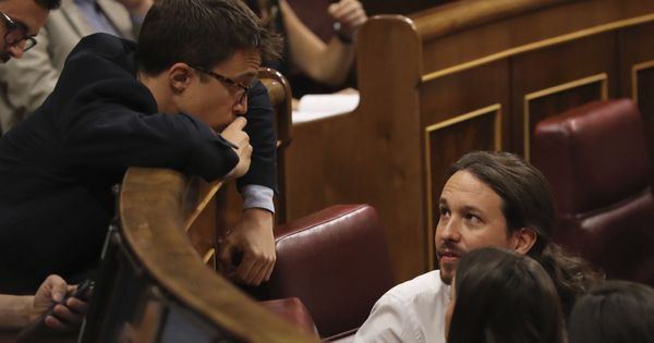 Foto: El diputado de Podemos Íñigo Errejón (i), conversa con el líder de Podemos, Pablo Iglesias (d). (EFE)