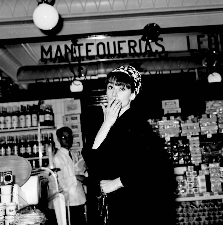 Audrey Hepburn comprando en Madrid, 1966. (Getty)