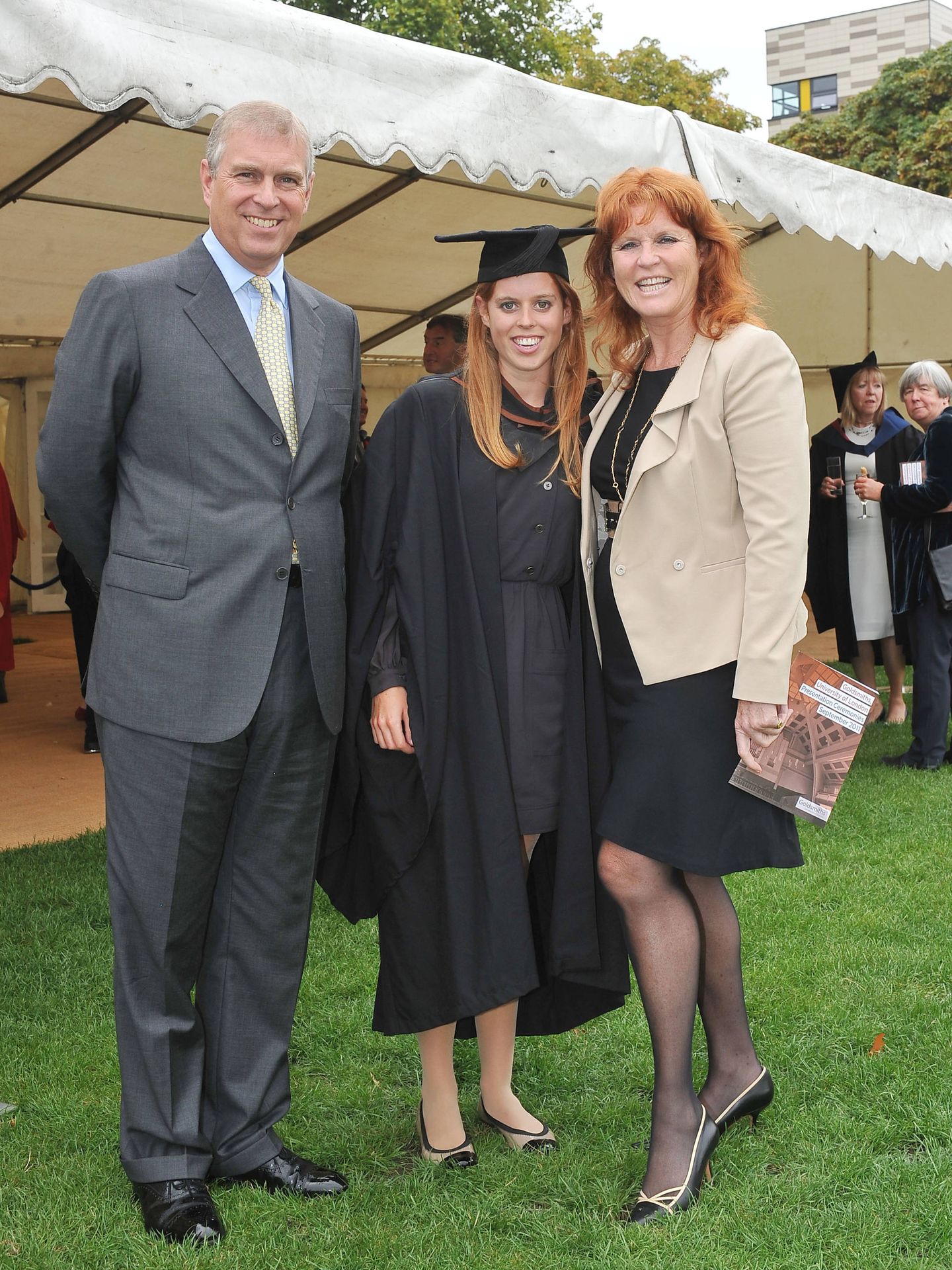 Sarah Ferguson y el príncipe Andrés, en la graduación de la princesa Beatriz. (Getty)