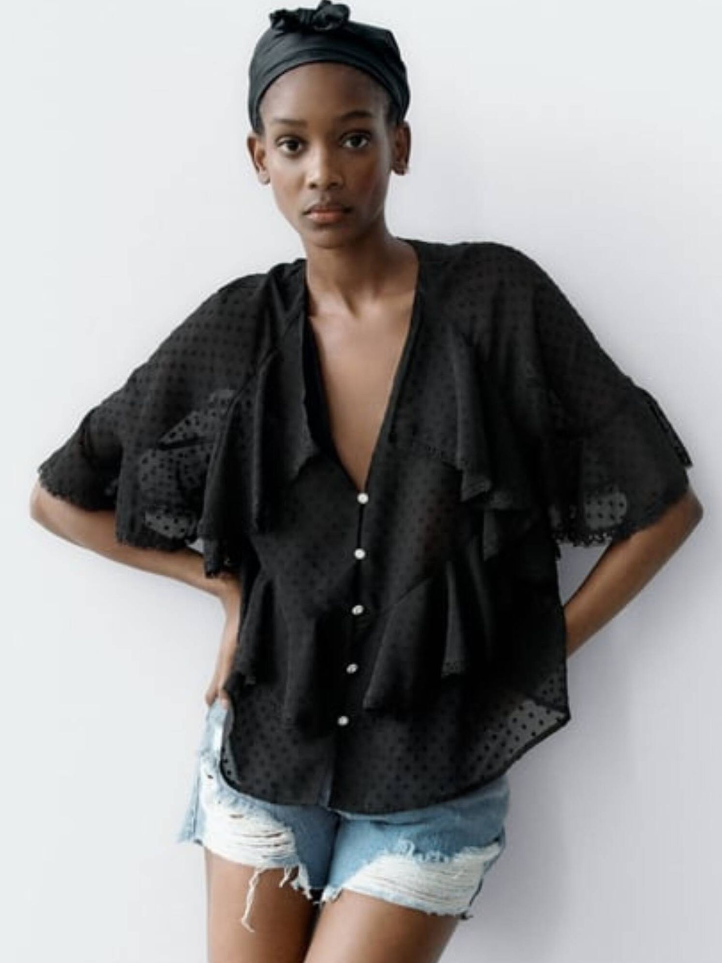 Blusa negra semitransparente de Zara. (Cortesía)