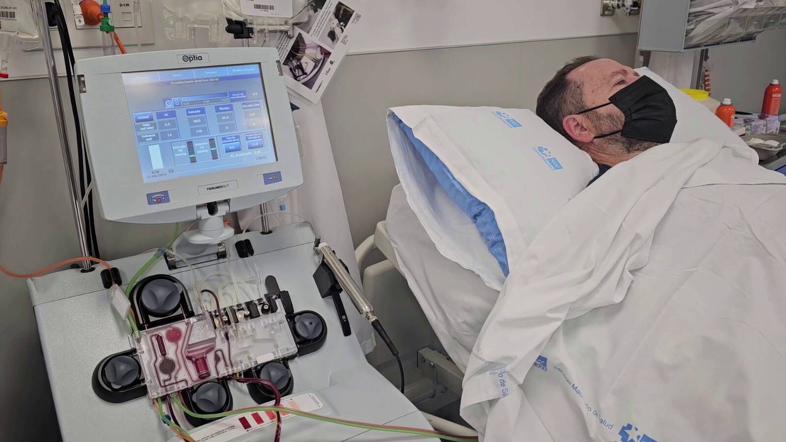 José Ramón Valdivieso en el proceso de extracción de linfocitos T. (Hospital 12 de Octubre)