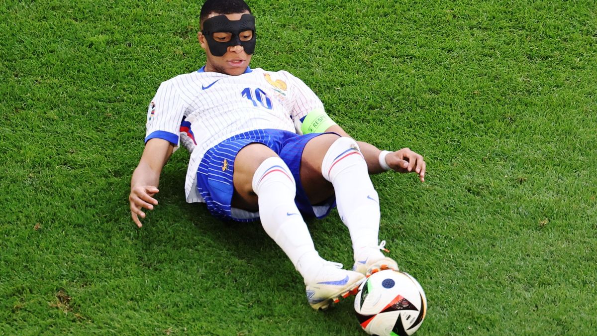 El colapso de Mbappé con la máscara. A esto se agarra el francés en su vulgar Eurocopa