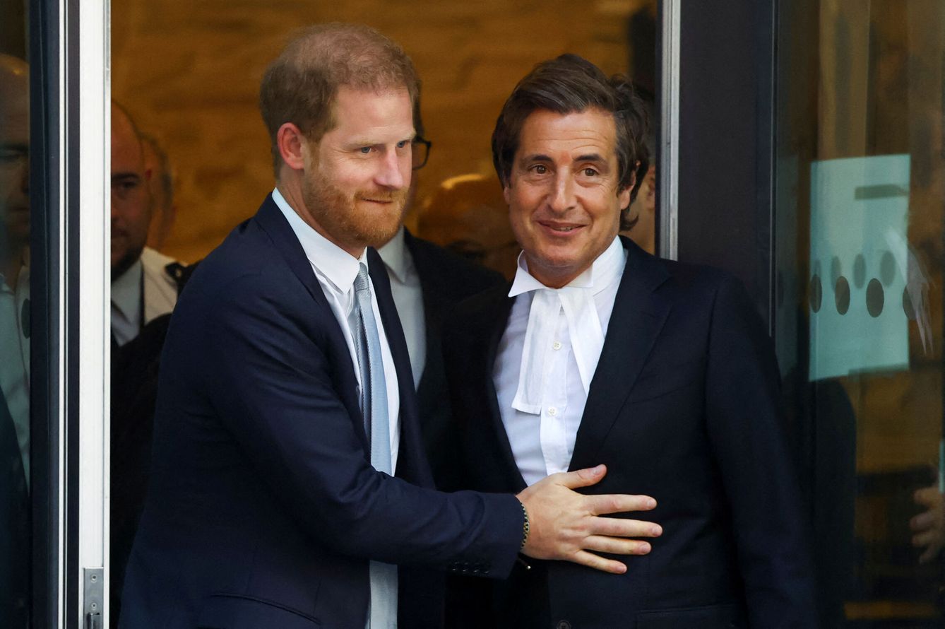El príncipe Harry, con su abogado. (Reuters)