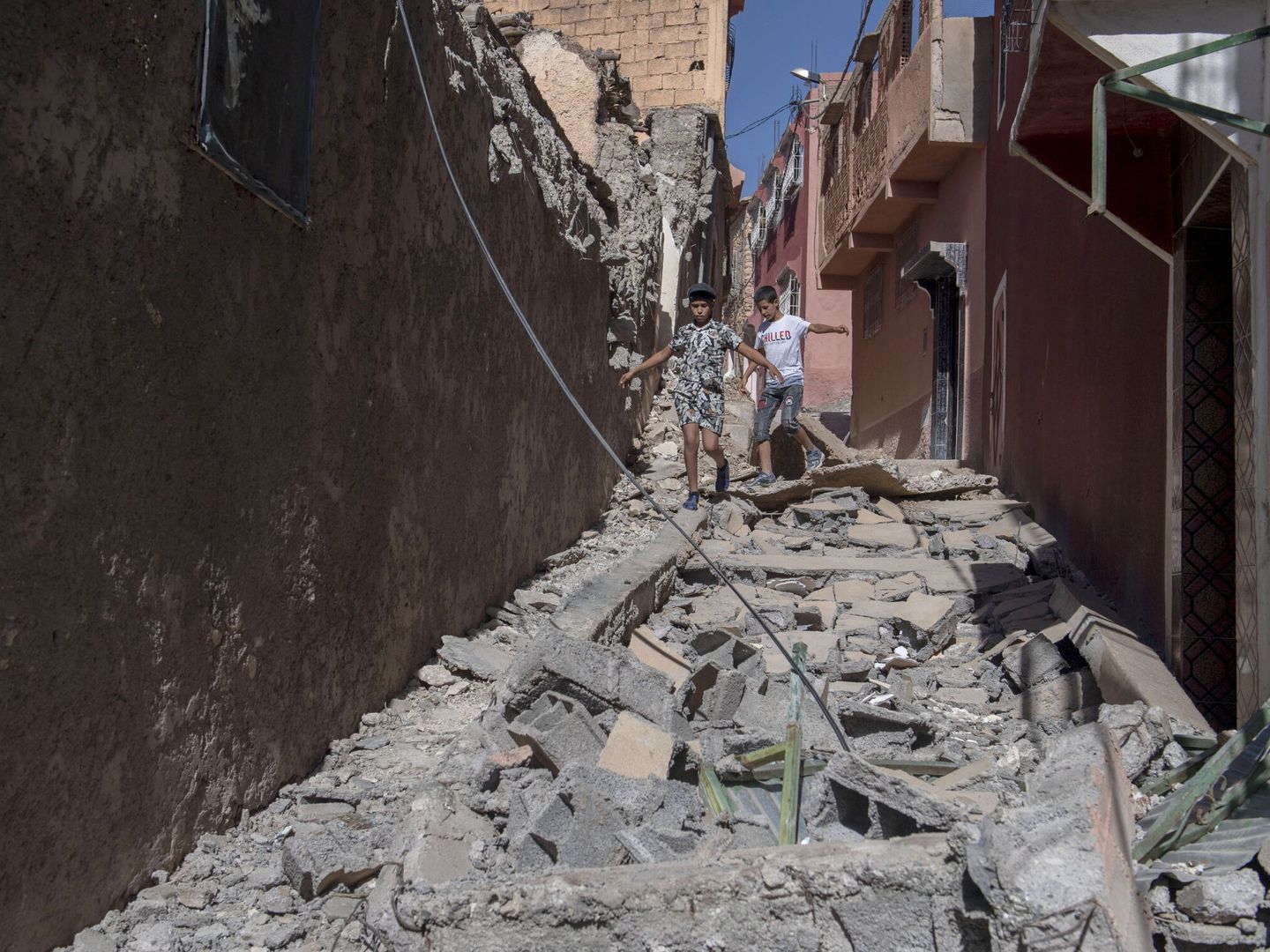 Dos niños caminan entre los escombros que ha dejado el terremoto en Marruecos. (EFE/EPA/Jalal Morchidi)