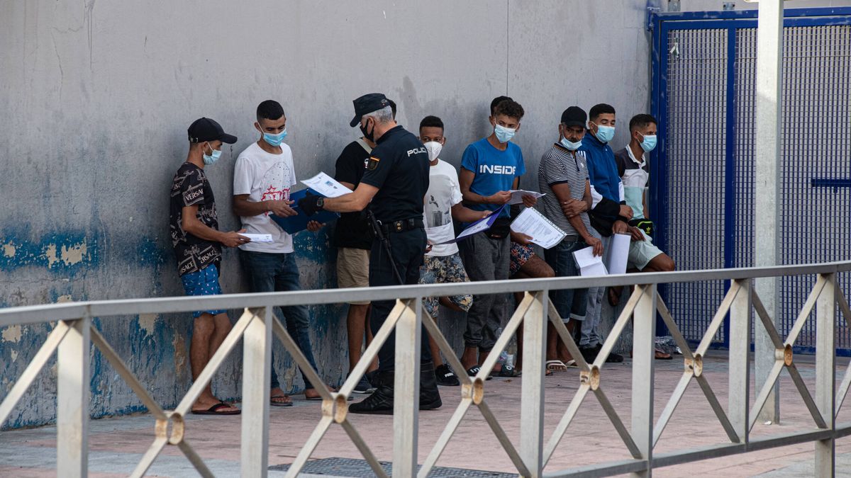 España solo tramita el 4% de las peticiones de asilo en la frontera del Tarajal