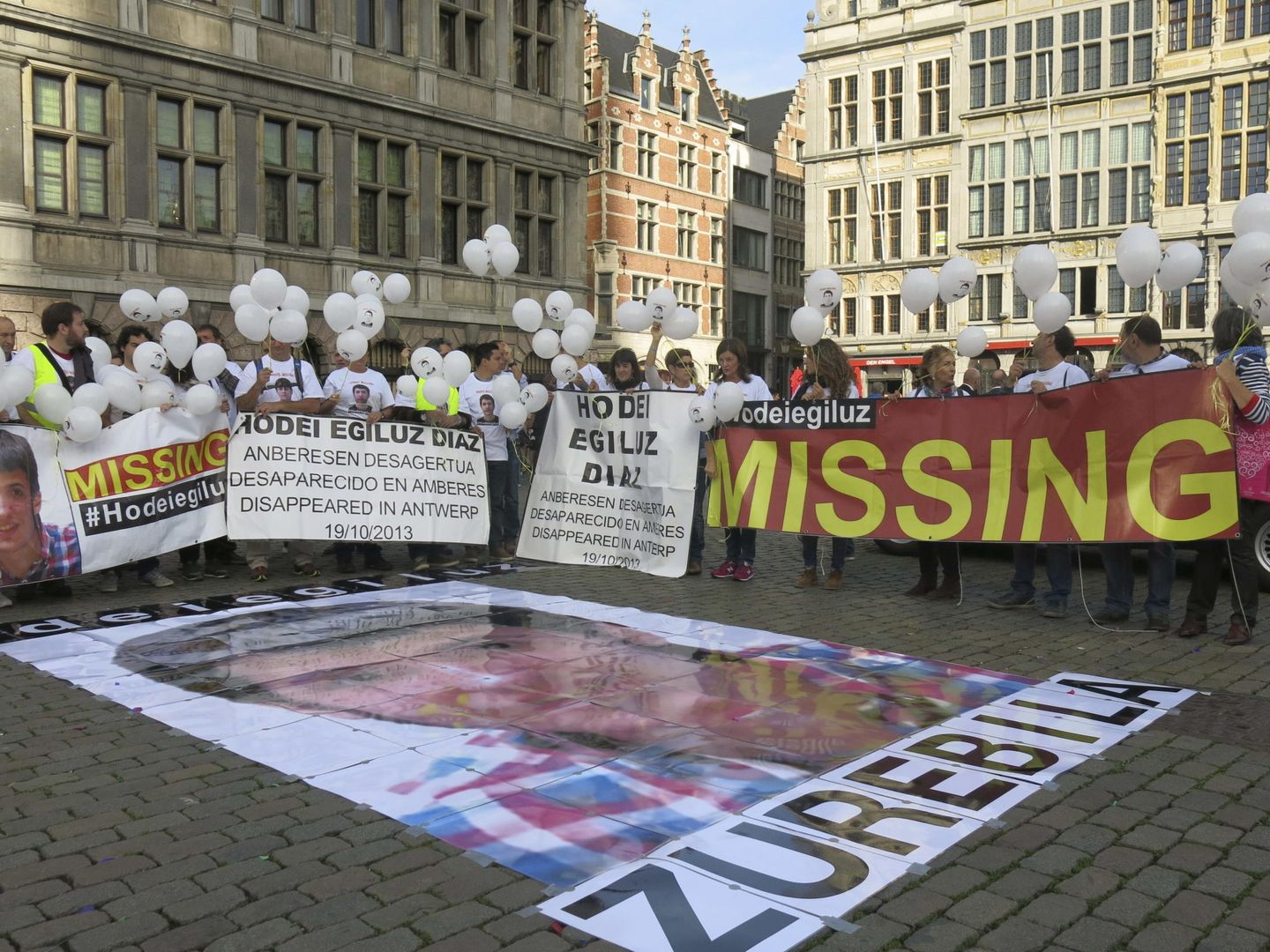 Familares, amigos y representantes institucionales de Galdakao se concentran delante del Ayuntamiento de Amberes para llamar la atención sobre el caso de su desaparición. (EFE)
