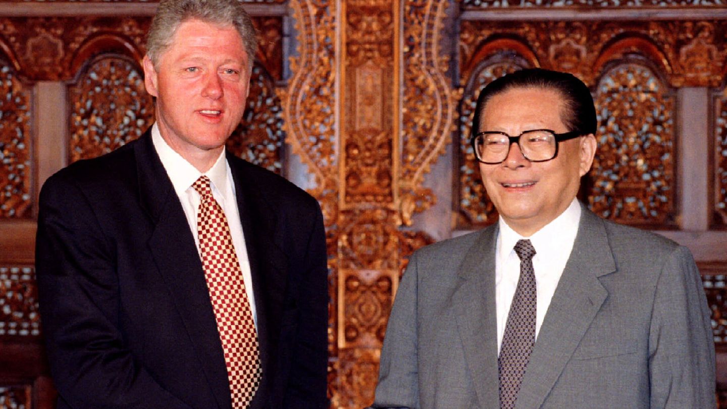 El expresidente de EEUU Bill Clinton con Jiang Zemin. (Reuters/Gary Cameron)
