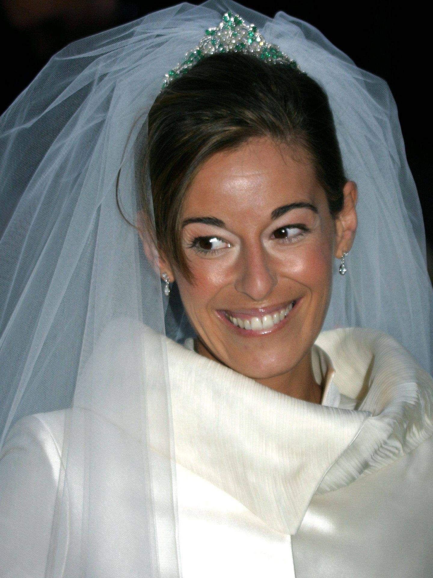 Mónica Martín Luque, luciendo las esmeraldas como tiara el día de su boda. (Gtres)