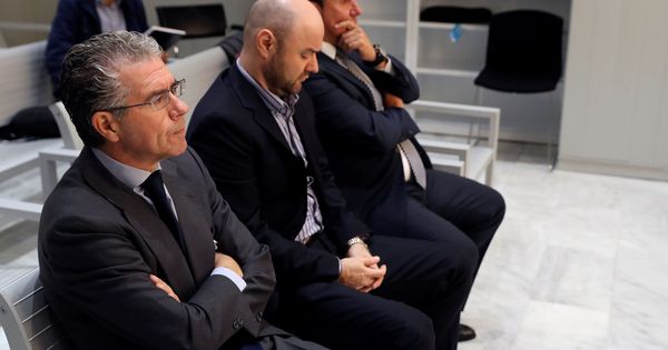 Foto: Granados, Talamino y Caro Vinagre en el banquillo de la Audiencia Nacional. (EFE)