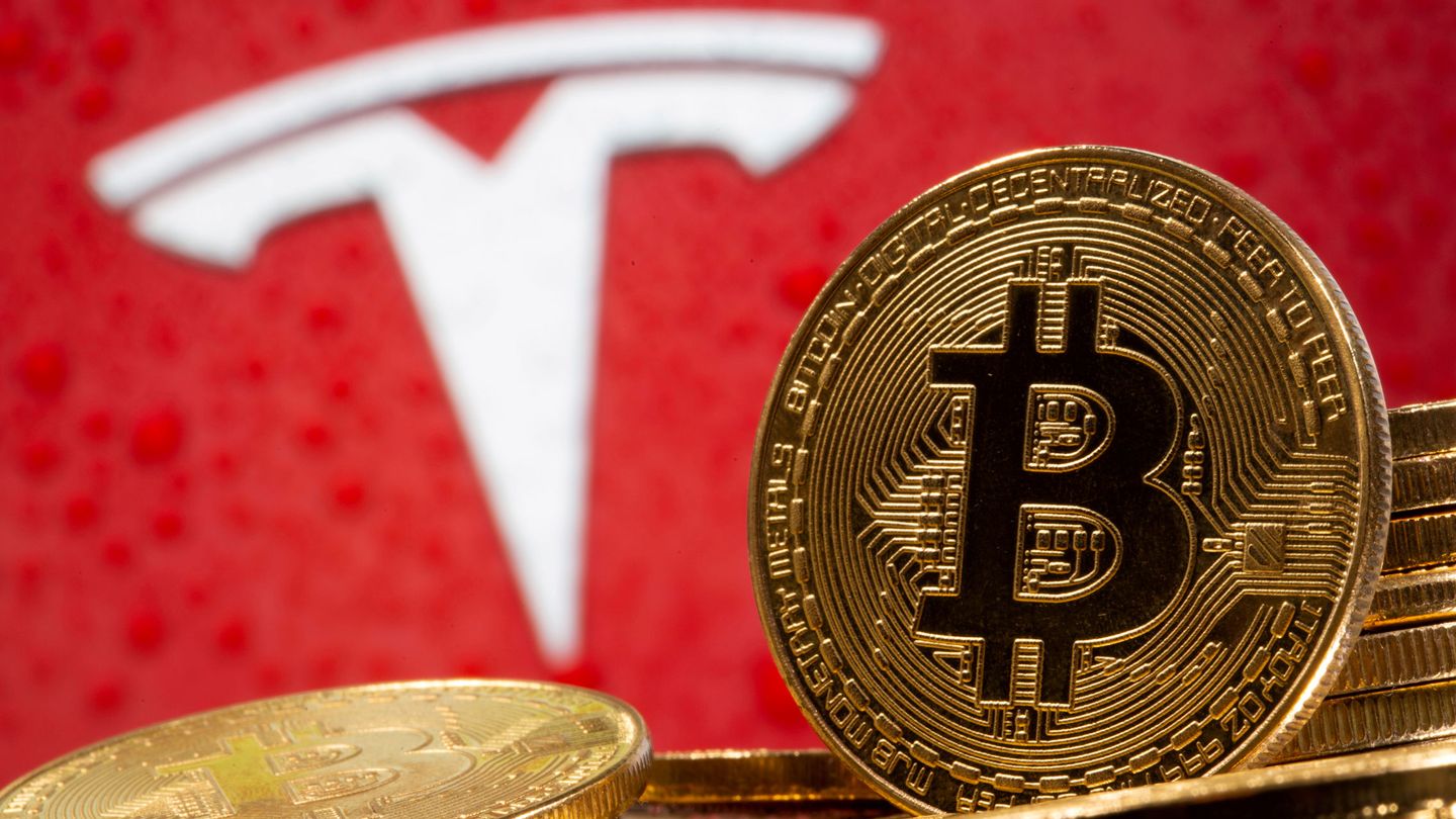 Logo de Tesla y del bitcoin. (Reuters)