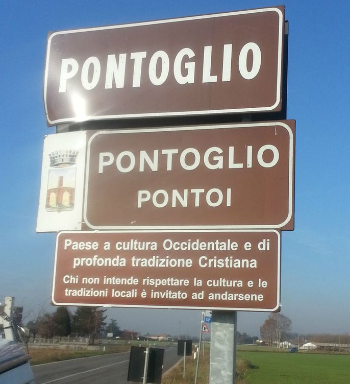 Foto: Cartel a la entrada de Pontoglio donde se reafirma el carácter occidental y cristiano de la localidad. (Foto: I. Savio)