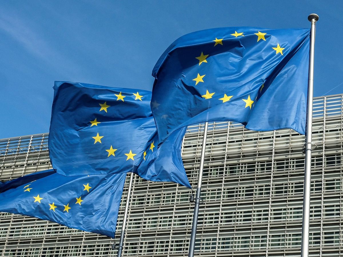 Foto: Tres banderas de la Unión Europea ondean frente al edificio Berlaymont, sede de la Comisión Europea. (EFE/Julien Warnand)