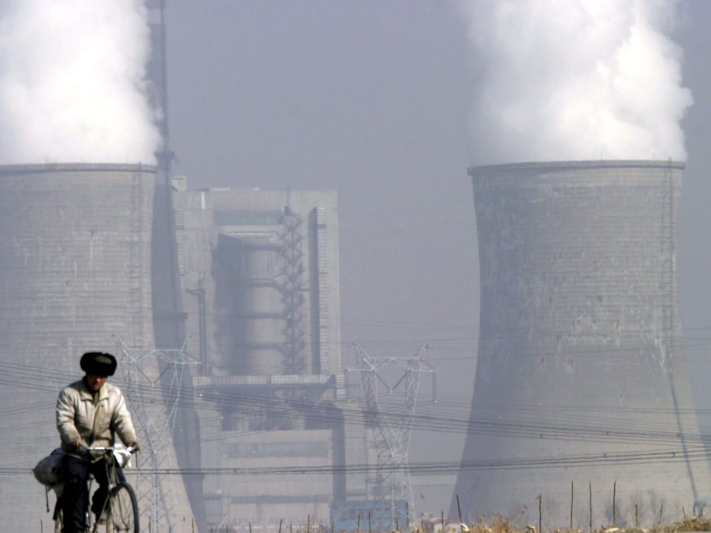 Torres de refrigeración de la central de carbón de Shengtou, en China. (EFE)