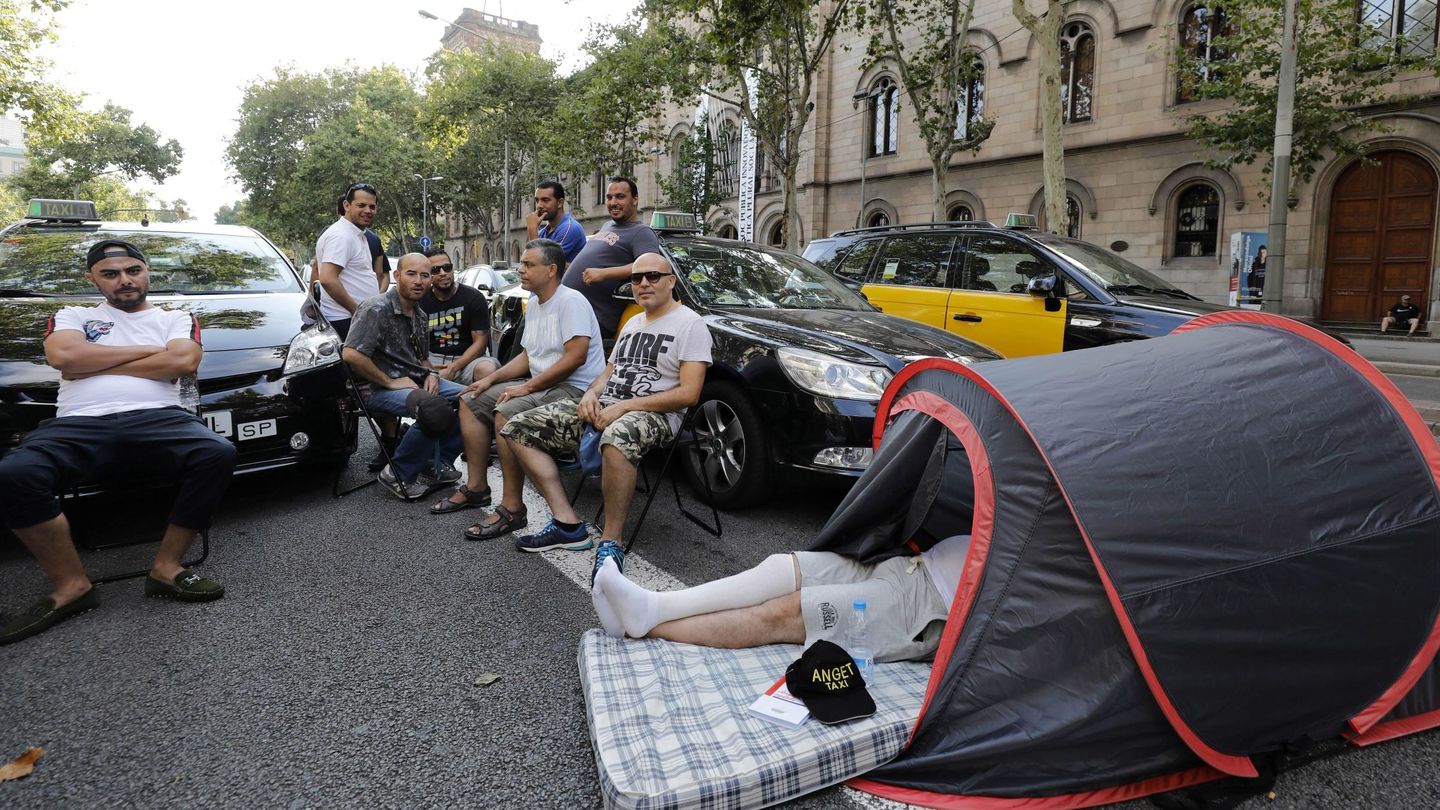 Taxistas acampados en la Gran Vía de Barcelona. (EFE)