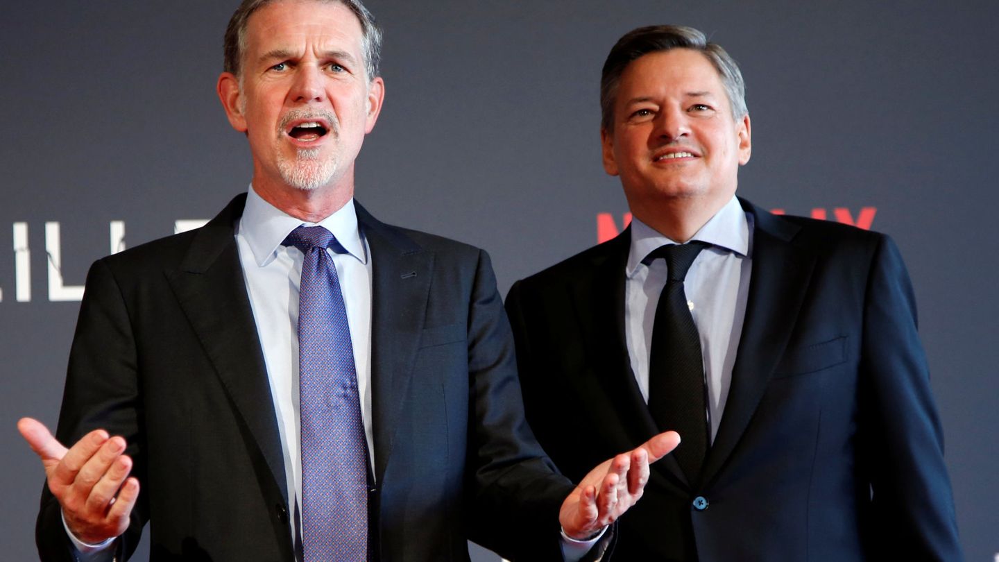 Reed Hastings y Ted Sarandos, en una imagen de 2016. (Reuters/Jean-Paul Pelissier)