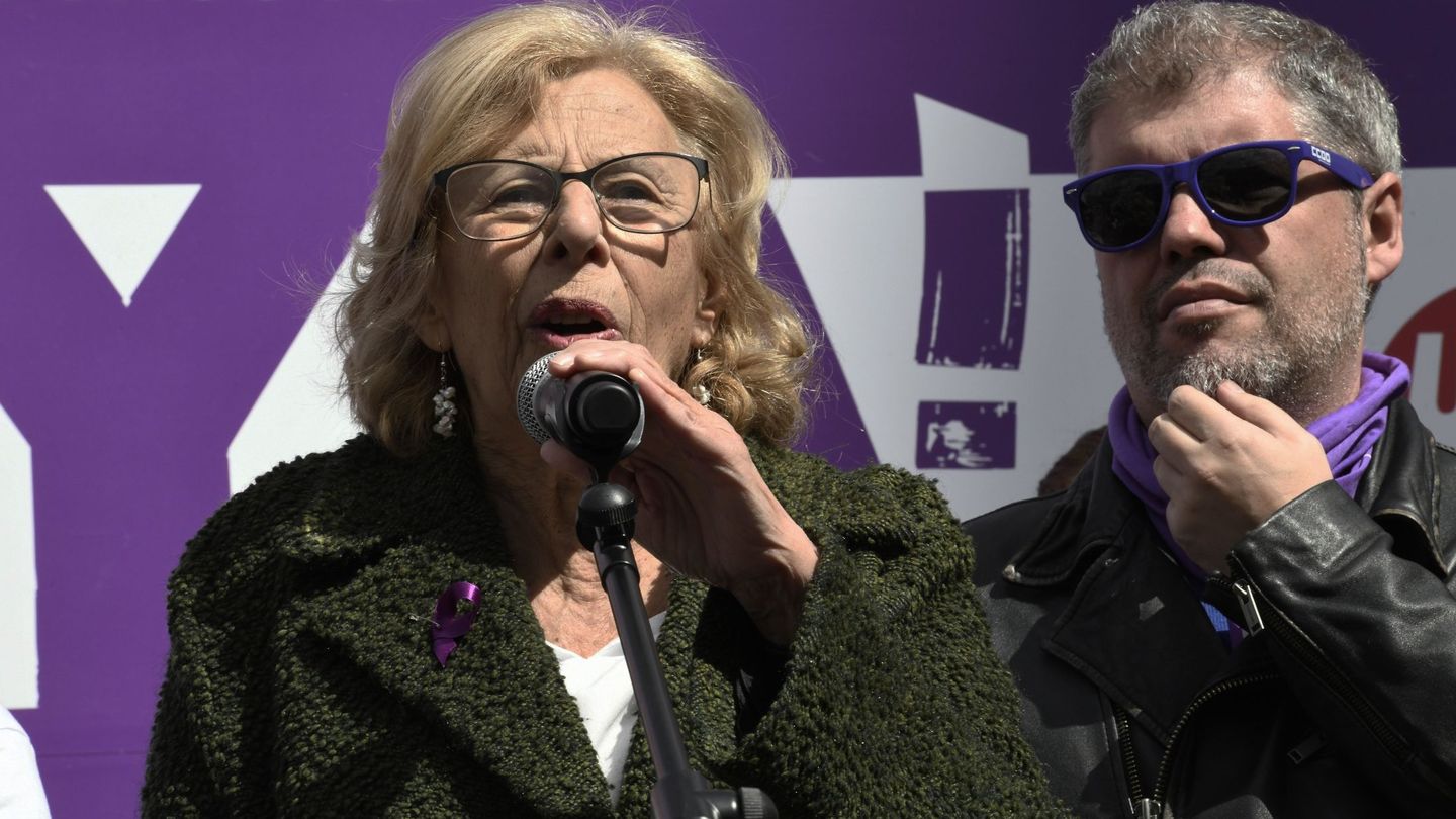 La alcaldesa de Madrid, Manuela Carmena, durante su intervención en la Plaza de Cibeles de Madird. (EFE)