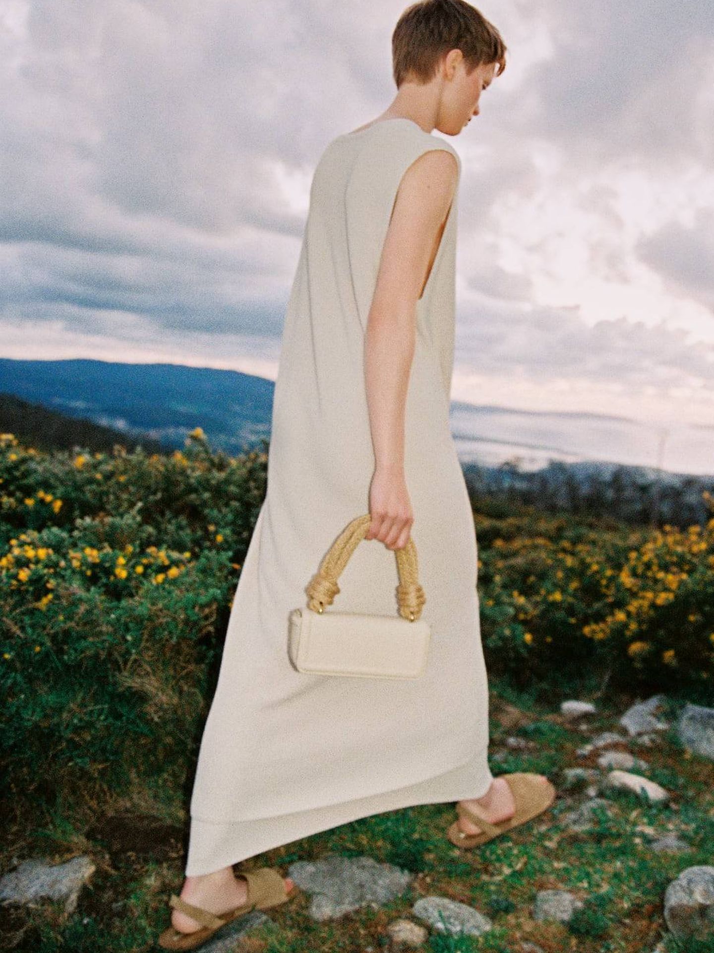 Estamos enamoradas de este bolso blanco de Zara. (Cortesía)