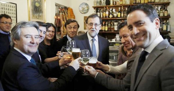 Foto: Mariano Rajoy, acompañado de varios diputados del PP, en un bar próximo al Congreso. (EFE).