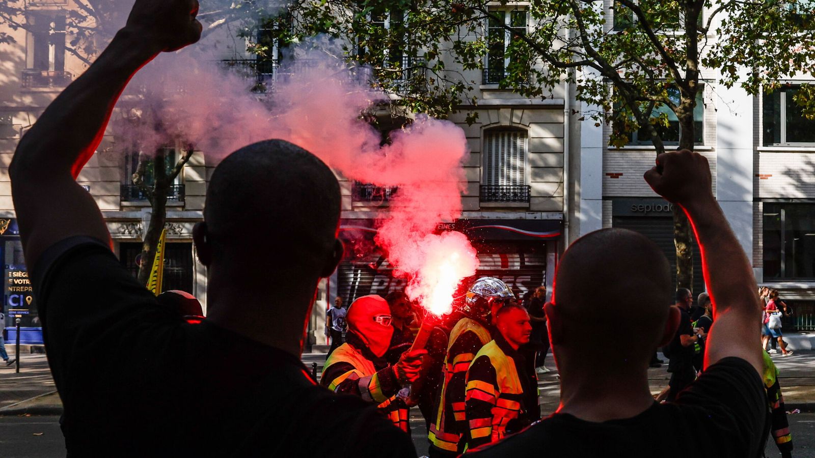 Queman un instituto en Nantes en la tercera jornada de protestas de estudiantes en Francia