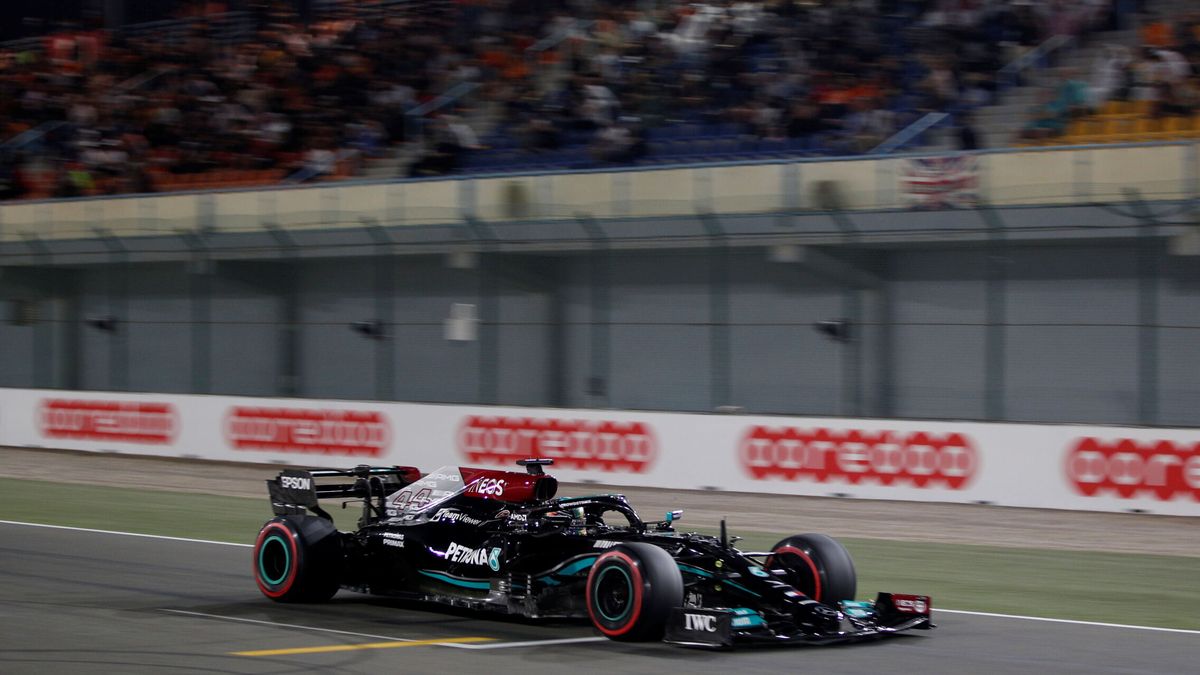 Hamilton da un golpe en la mesa contra Verstappen, Alonso es quinto y Sainz, séptimo