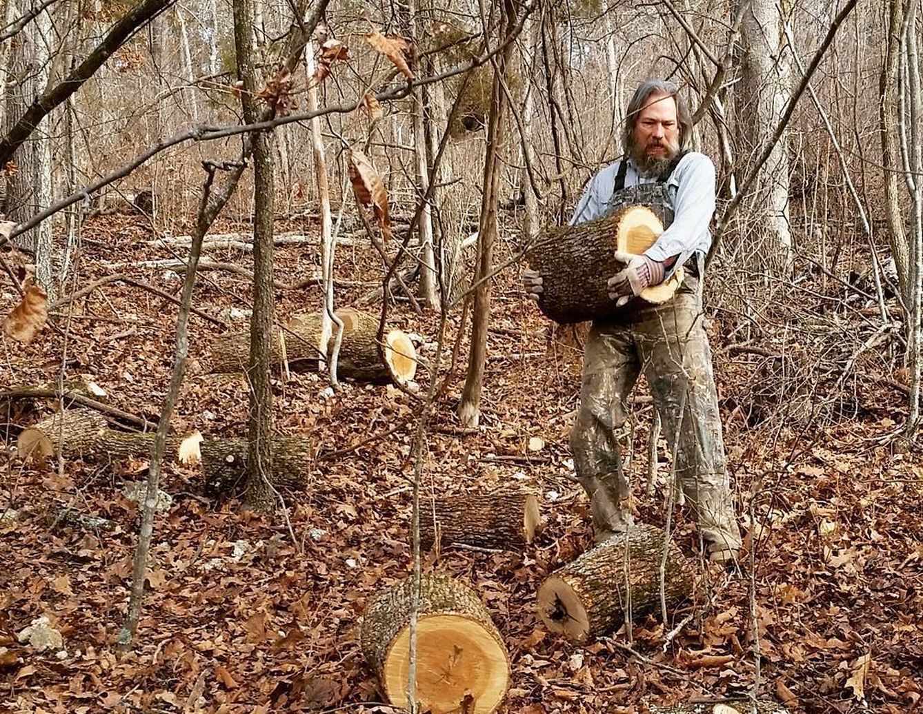 Darren Burrows, cortando troncos en su finca de Misuri.