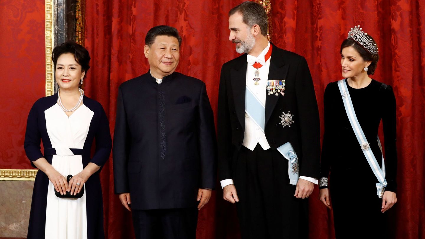 Los Reyes de España, junto al presidente chino, Xi Jinping, y su esposa, Peng Liyuan. (EFE)