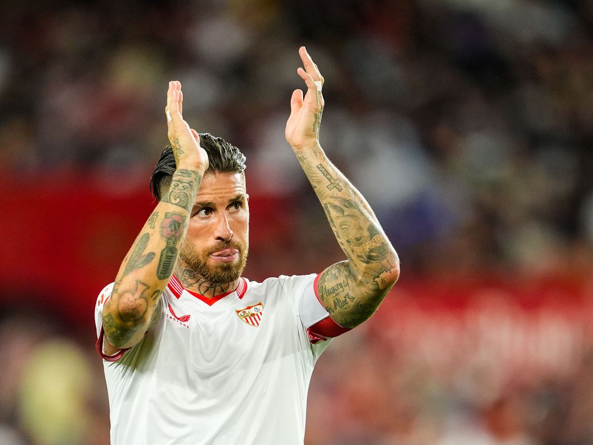 Foto: Ramos aplaude a su afición. (Europa Press)