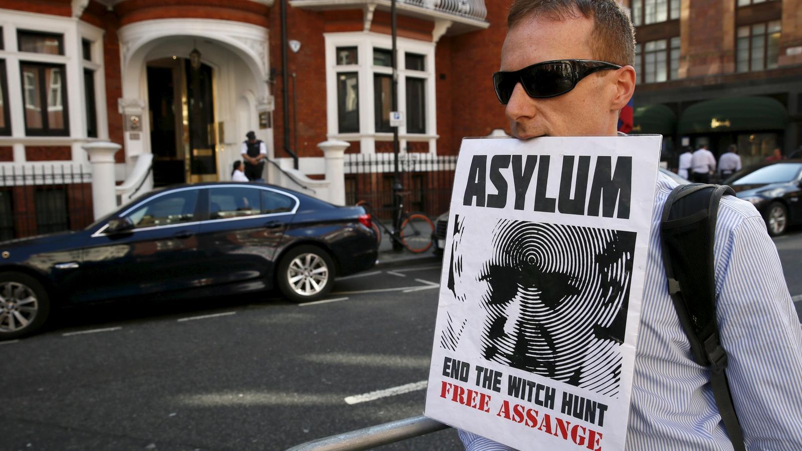 Foto: Un simpatizante de Assange muestra un cartel con su imagen ante la embajada de Ecuador en Londres (Reuters).