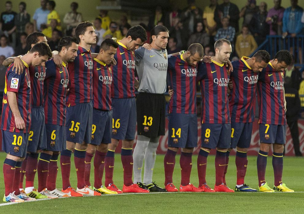 Foto: Los jugadores del Barcelona durante el minuto de silencio (Gtres). 