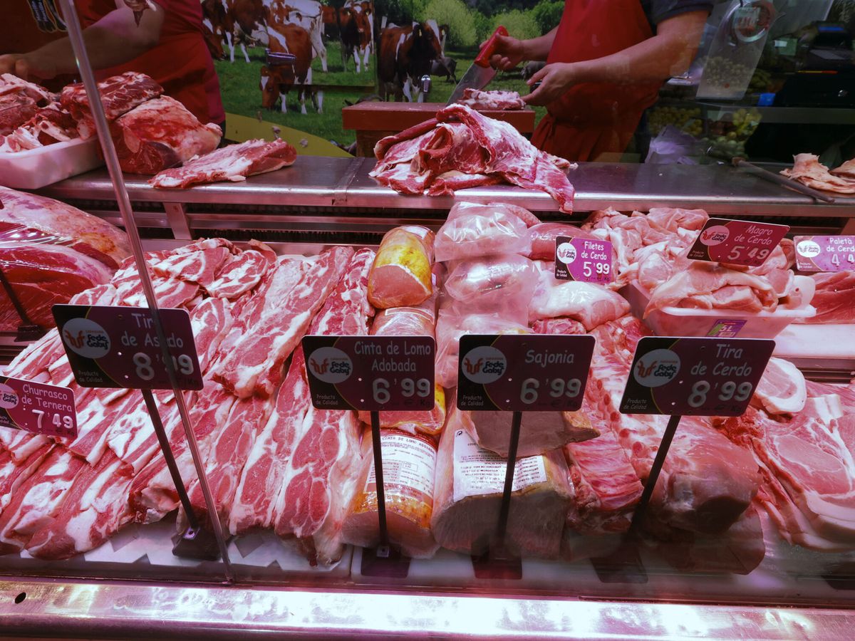 Foto: Carnicería en un mercado de Madrid. (EFE/Javier Lizón)