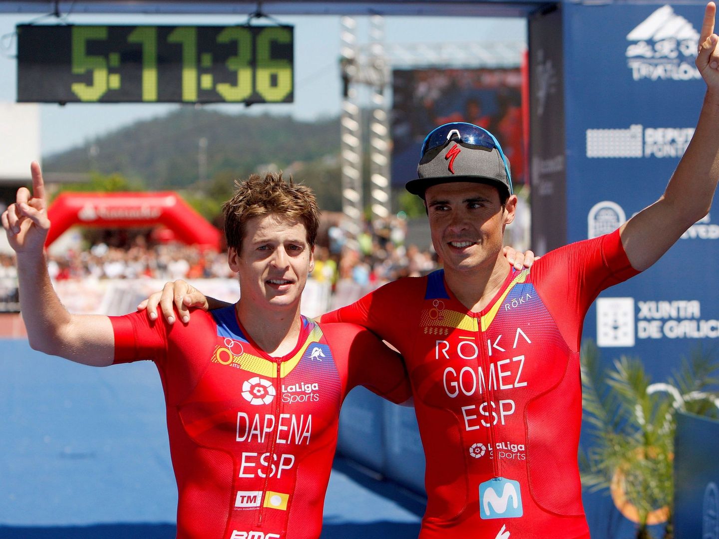 Pablo Dapena (i) y Javier Gómez Noya, doblete español en el Campeonato del Mundo de Triatlón de Larga Distancia. (EFE)
