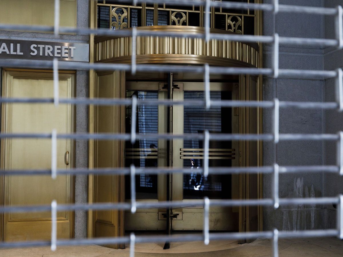 Foto: Una de las puertas de acceso a Wall Street, cerrada por la pandemia. (Reuters)